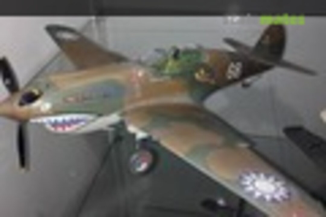 Curtiss P-40B Warhawk 1:32