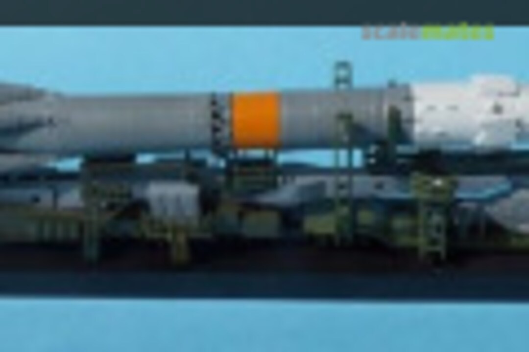 Soyuz Launch Vehicle and Transporter 1:150