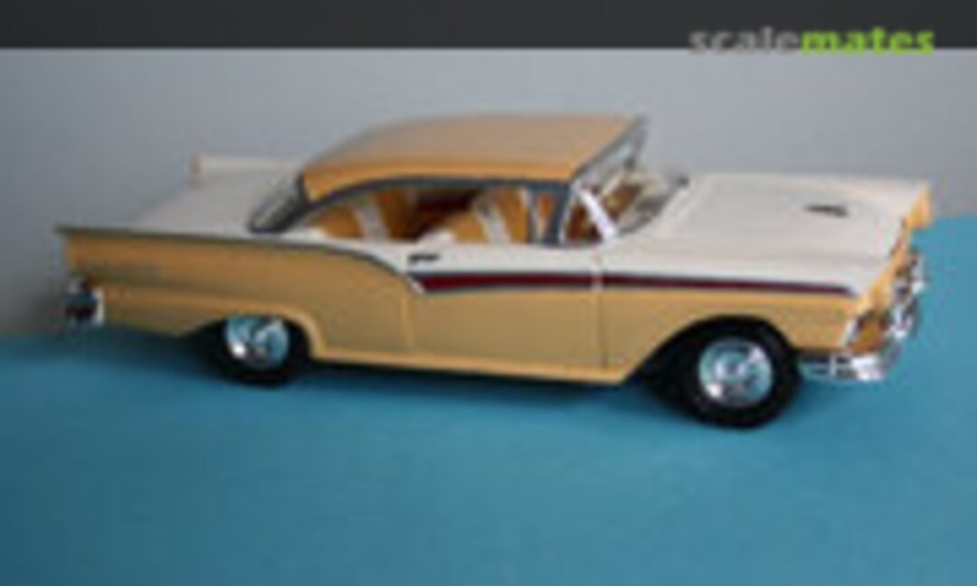 1957 Ford Fairlane 1:25
