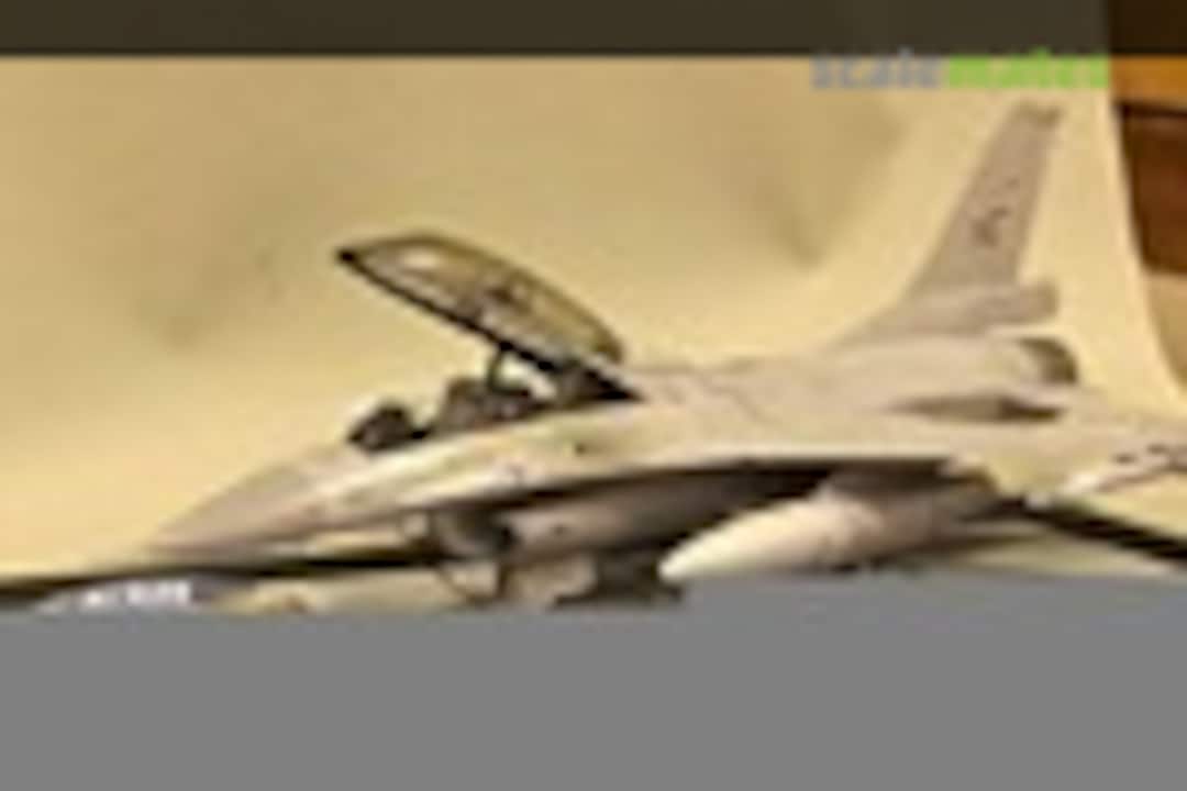 General Dynamics F-16BM Fighting Falcon 1:32