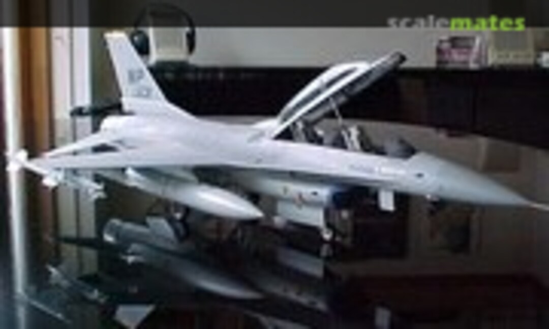General Dynamics F-16B Fighting Falcon 1:32