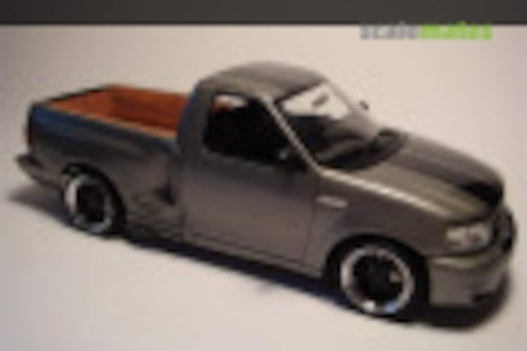 1999 Ford SVT F-150 Lightning Pickup 1:25