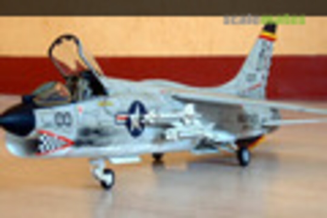 Vought F-8E Crusader 1:48