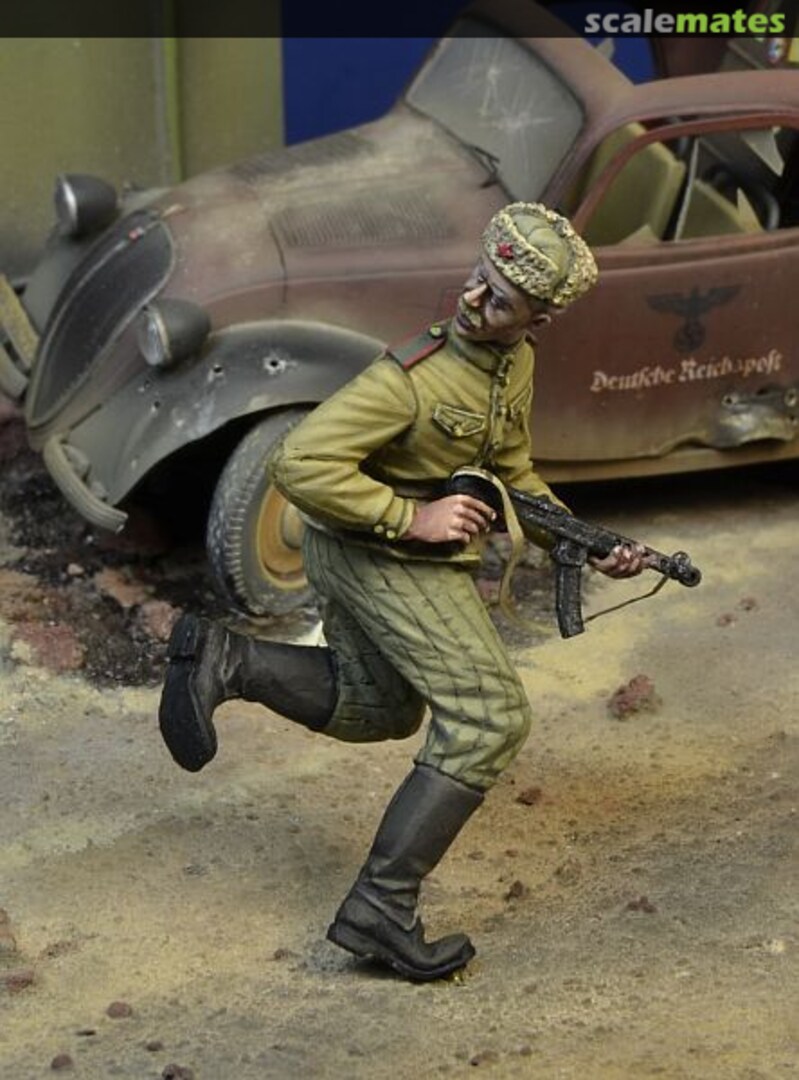 Boxart Soviet Trooper running with PPS-43 MP, Berlin 1945 35174 D-Day Miniature Studio